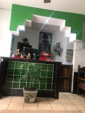  Green Monkey Hostel  Флорес